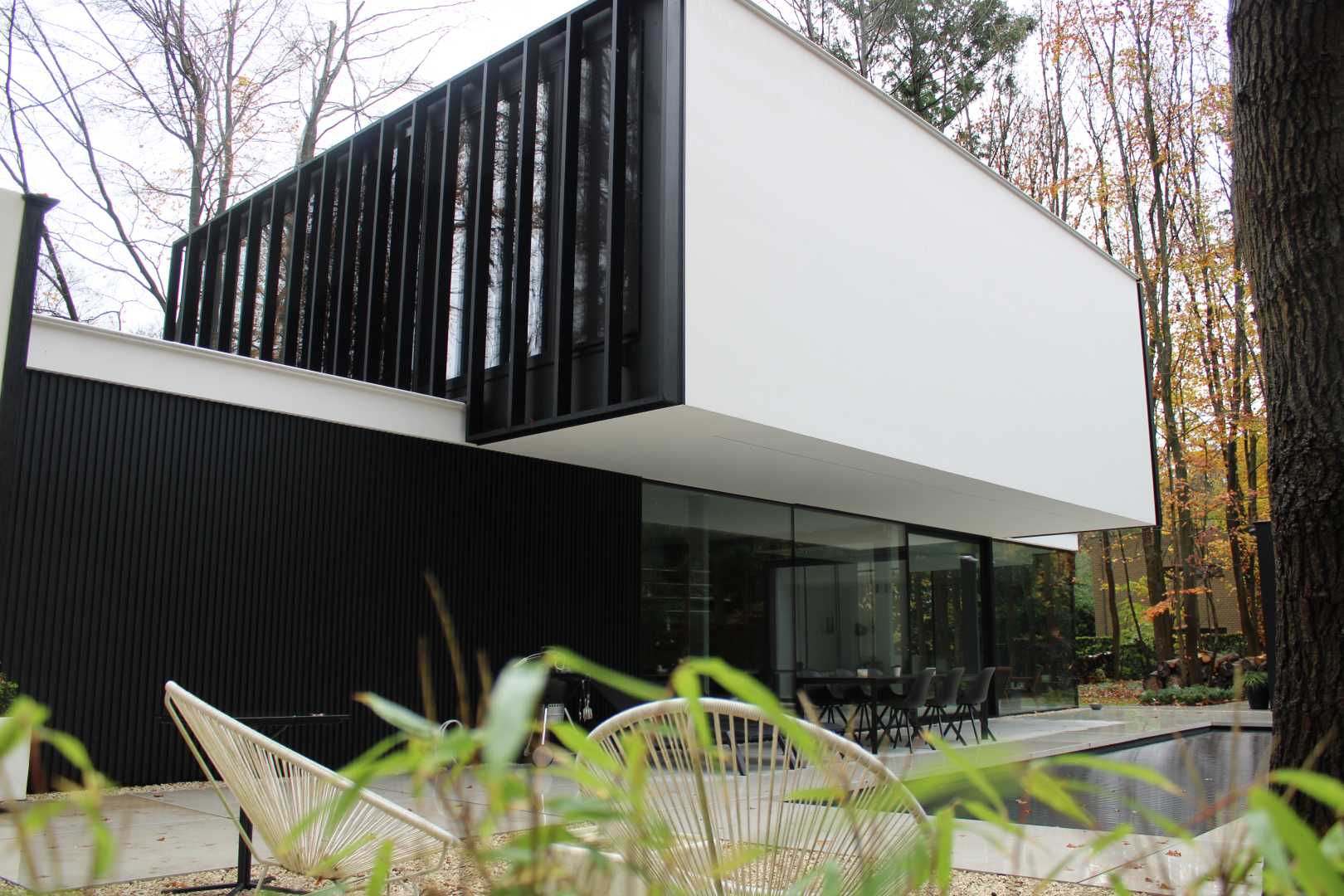 Aliplast Aluminium gevelbekleding Deco Wall Buitenaanzicht woning met zwart witte opbouw