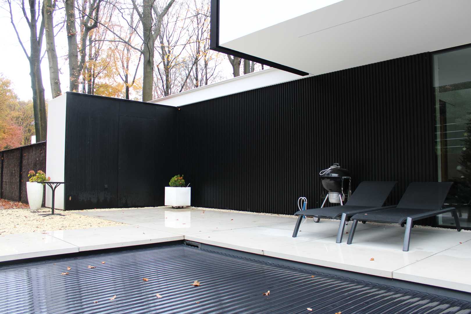 Aliplast Aluminium gevelbekleding Deco Wall Buitenpui villa met zwarte muur