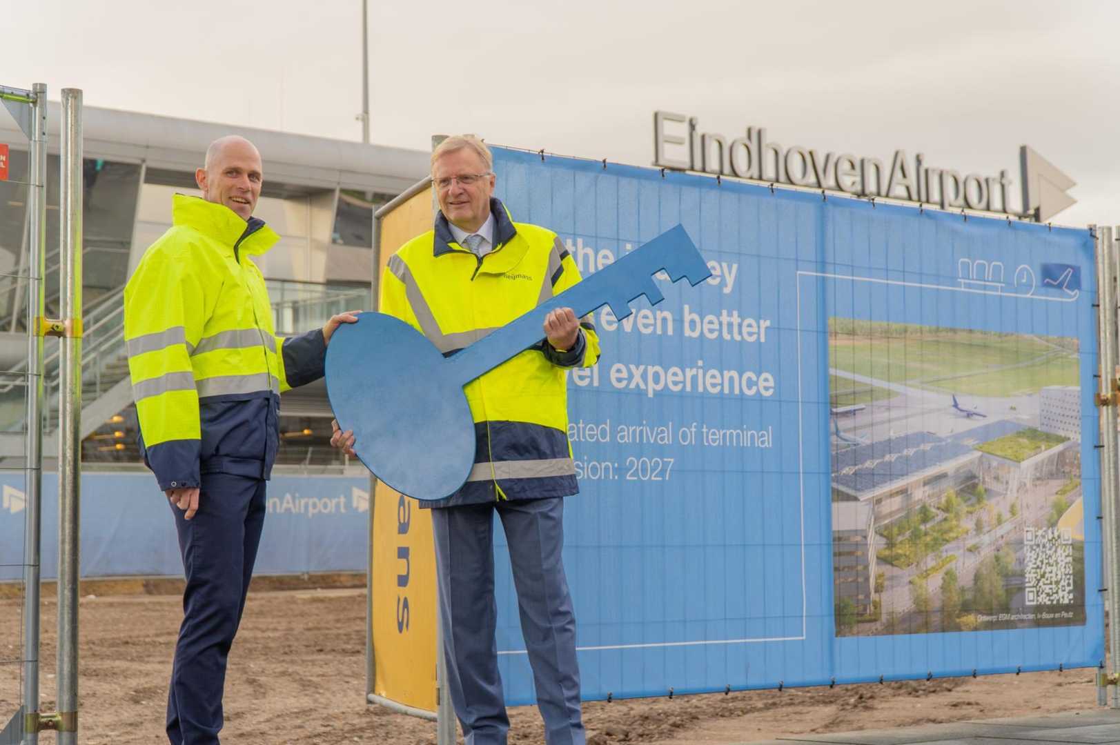 Roel Hellemons overhandigt symbolisch de sleutel tot de bouwplaats aan Ton Hillen Het ontwerp is gemaakt door EGM architecten, Iv-Bouw en Peutz. Het bouwproject start met de de bagagekelder. Over ongeveer een jaar wordt gestart met de bouw van de entreehal. De oplevering staat gepland voor juli 2027.
