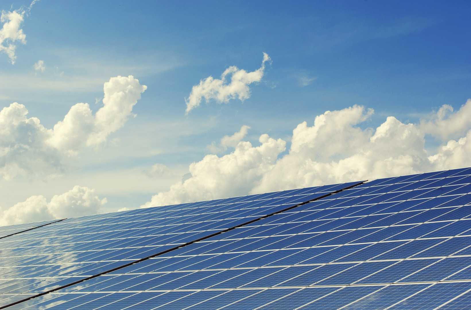 photovoltaic-2138992_1920.jpg Vooral de productie uit windmolens (+ 14 procent) en door zonnepanelen (+ 15 procent) droegen bij aan de groei. Belangrijkste reden hiervoor is dat er dit jaar twee windparken op zee in productie kwamen en het aantal geïnstalleerde zonnepanelen ook doorgr