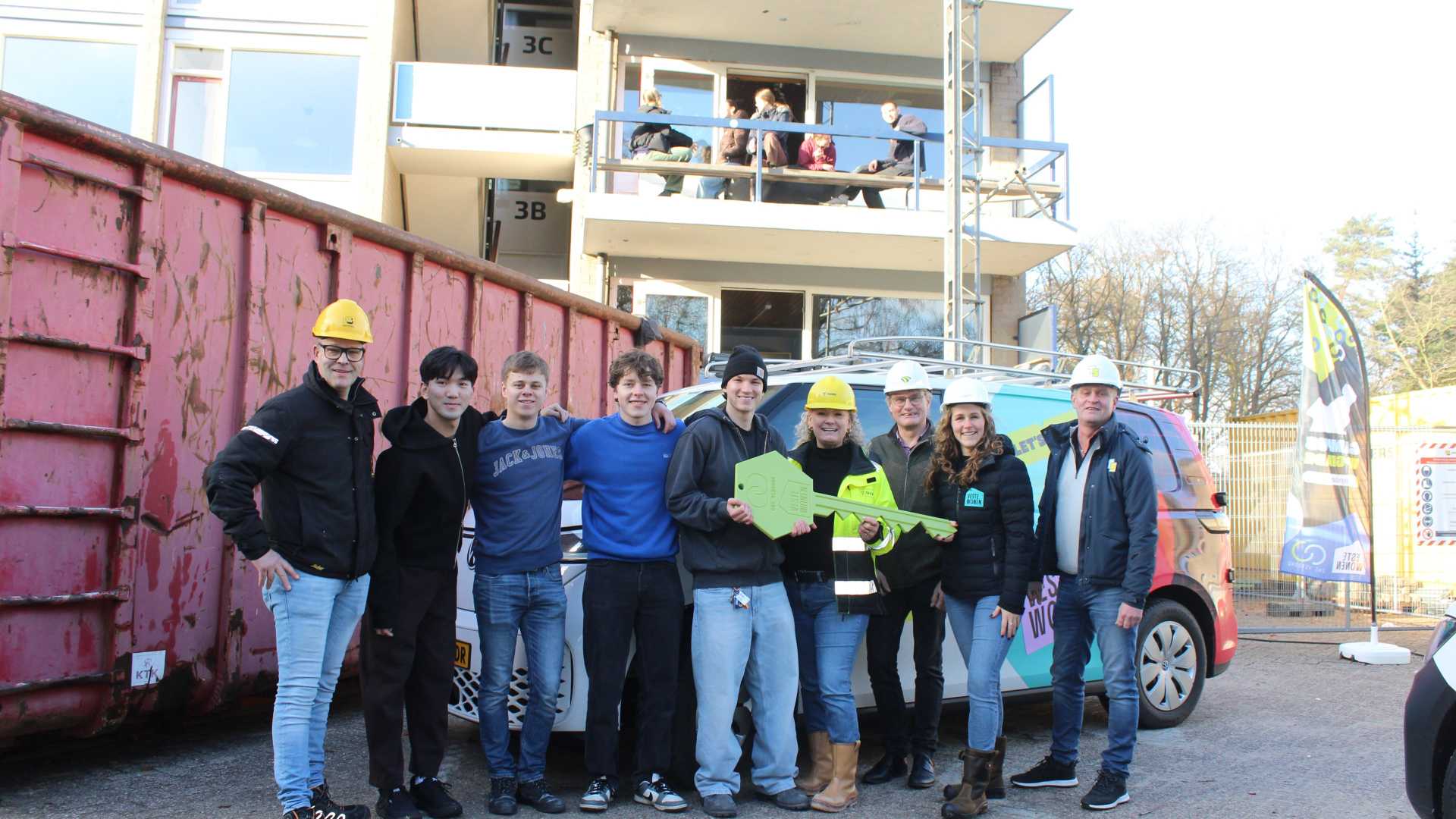 img_6164.jpg Het project, uitgevoerd door Veste Wonen in samenwerking met consortium Ons Verbond, wordt gefaseerd aangepakt. De uitvoering houdt rekening met uitdagingen zoals de monumentale status van sommige gebouwen, flora en fauna, en netcongestie. De werkzaamhede