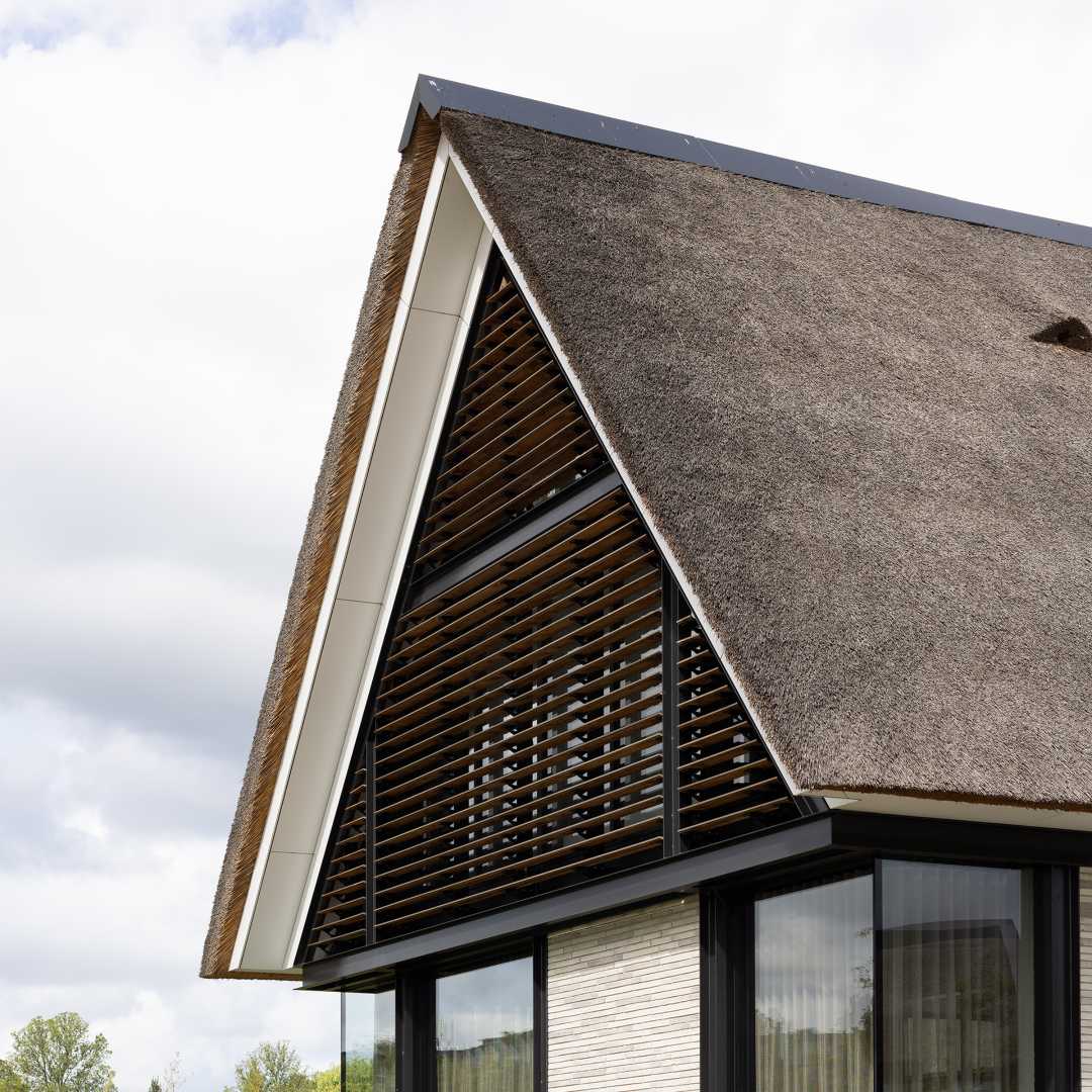 SUNSHIELD 153W, Aannemingsbedrijf Houtman, Villa, Maassluis Ingenieuze toepassing van kantelbare lamellen bij topgevels van moderne woonboerderij