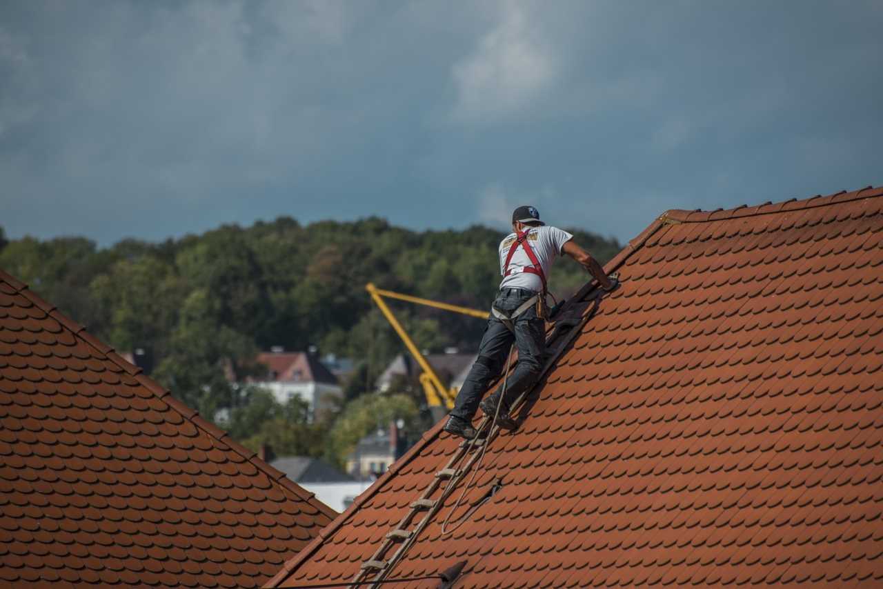 Dakdekker Wanneer er problemen ontstaan, zoals lekkages, losliggende dakpannen of beschadigingen door storm, is het verstandig om een professionele dakdekker in te schakelen