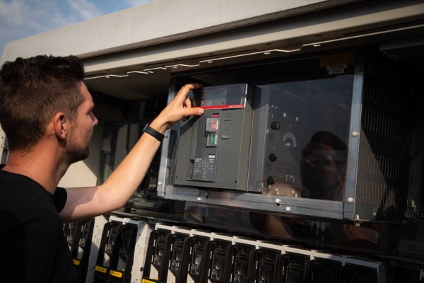 Door de dalende vraag naar zonnepanelen en de verschuiving in de energiemarkt, richten steeds meer bedrijven zich op energieopslagsystemen, zoals grote batterijen. Dit resulteert in een groeiend aanbod, maar ook in toenemende uitdagingen rondom veiligheid