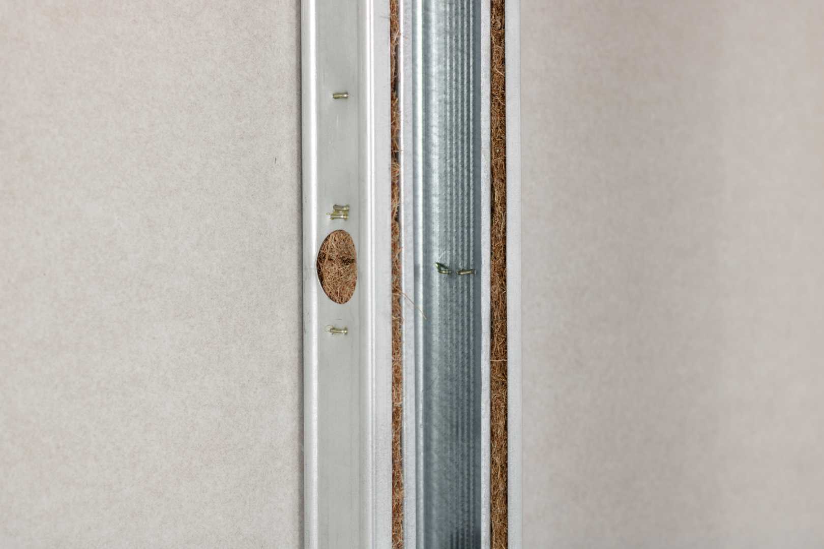 Detail 14.JPG Met Knauf MaxSpace is het slim en duurzaam bouwen. Het is een slank wandsysteem waarmee de gebruiksoppervlakte (GBO) van gebouwen fors geoptimaliseerd kan worden. In vergelijking met de normale 205 mm dikke woningscheidende wand is de winst 8 cm, ofwel 40