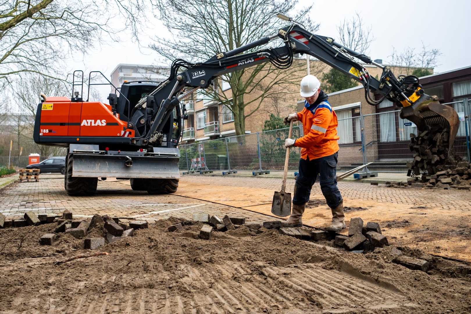 Graafmachine in actie voor warmtenet Graafmachine in actie voor warmtenet