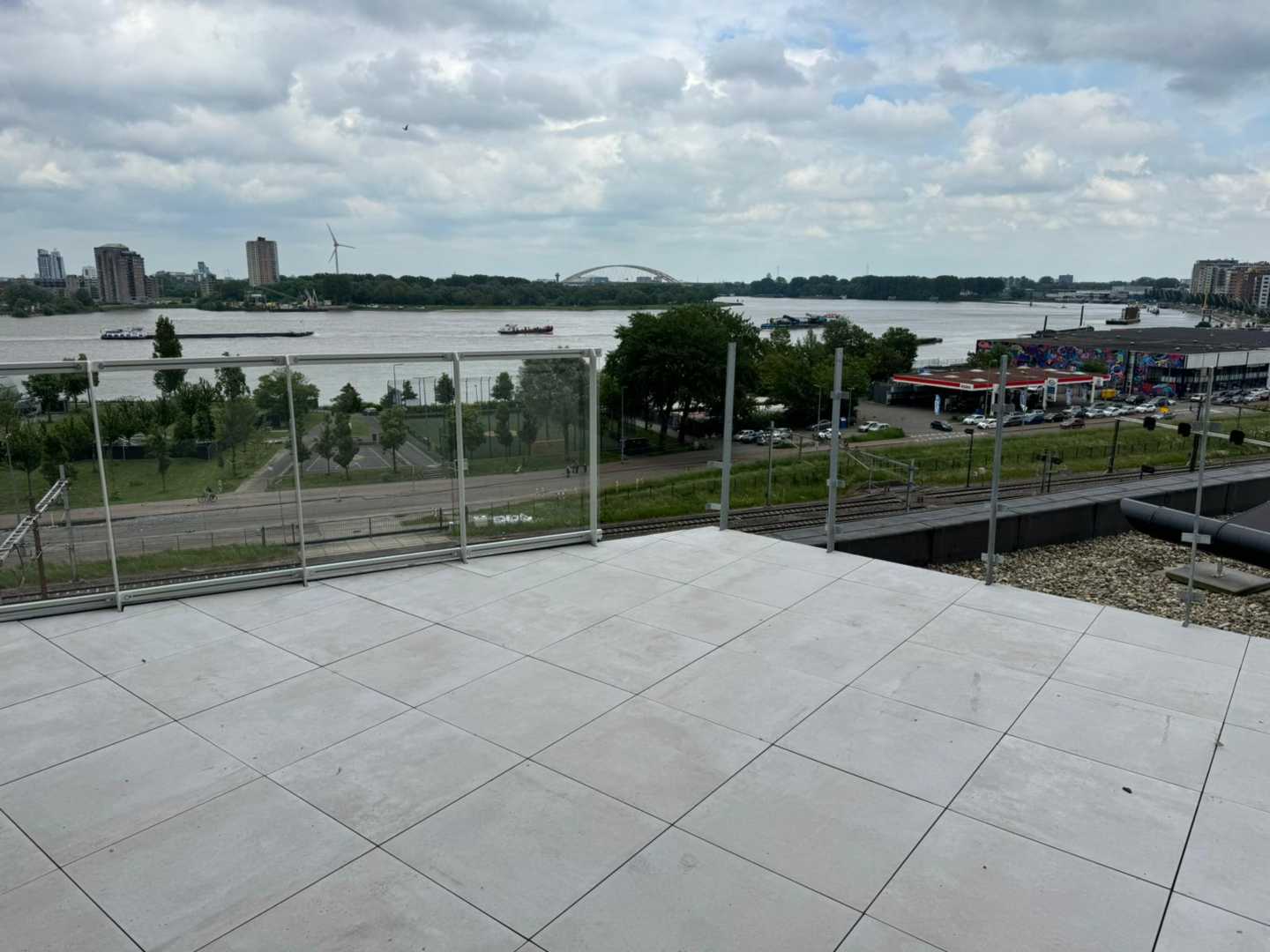 Uitzicht over de Maas vanaf balkon Balkon met uizicht op de Maas