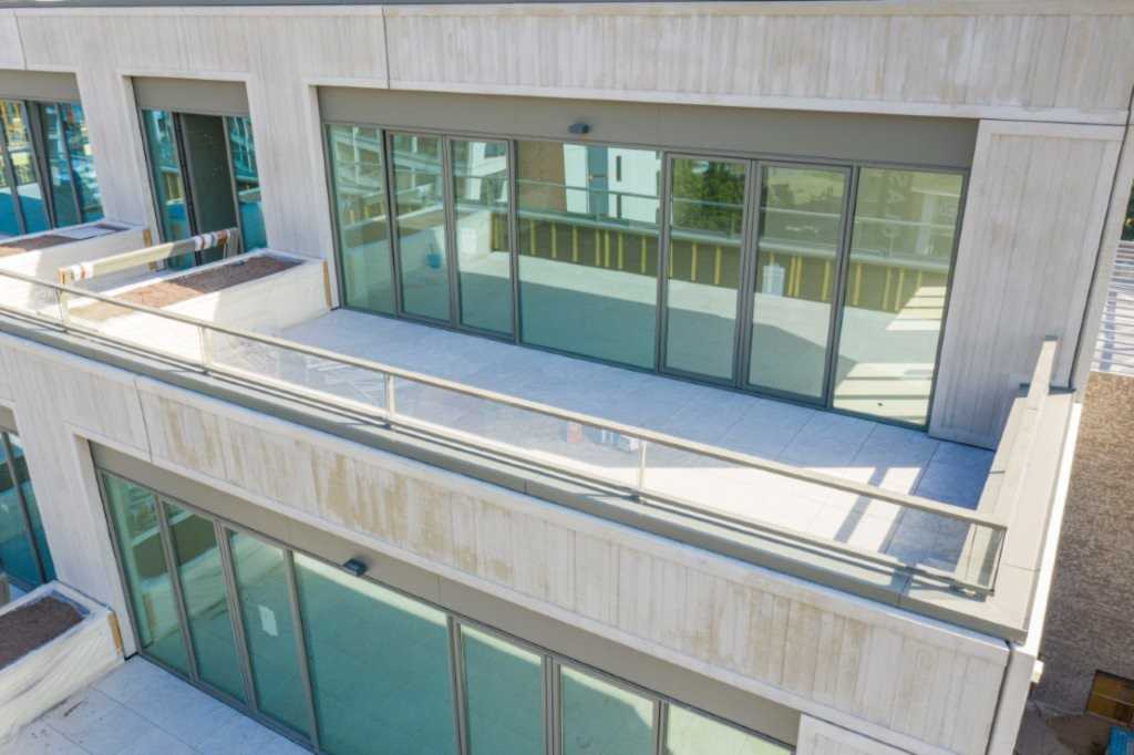 Roval SixtyFive balkonafwerking Balkon met glazen pui