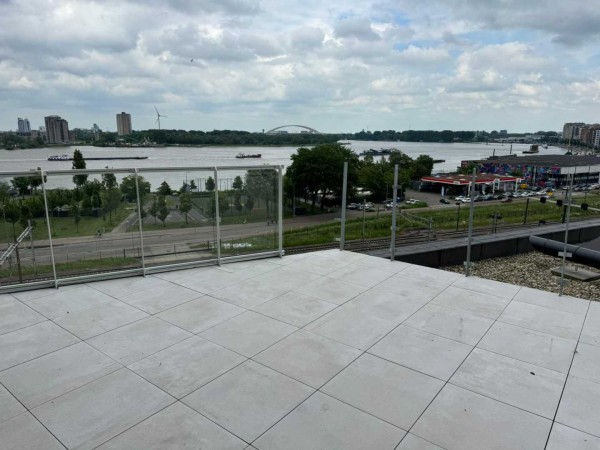 Balkon met uizicht op de Maas