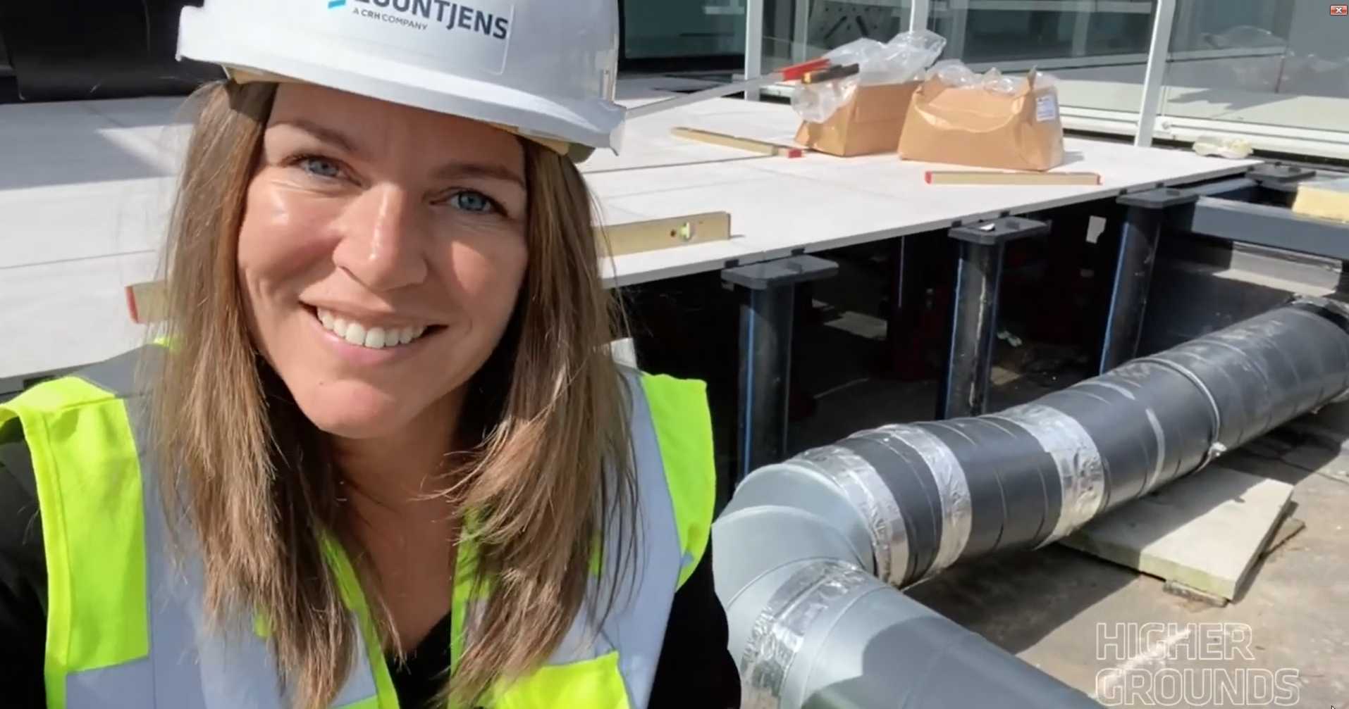 Video still Vrouw met Zoontjens helm