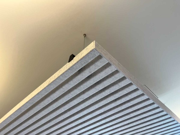 Akoestisch element aan plafond