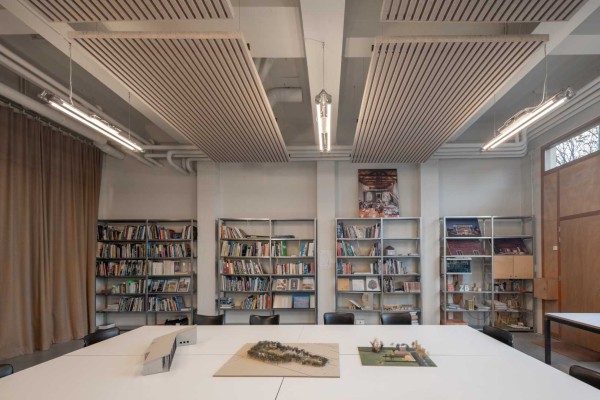Bibliotheek met akoestisch element