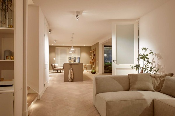 woonkamer met plafondhoge binnenkeur