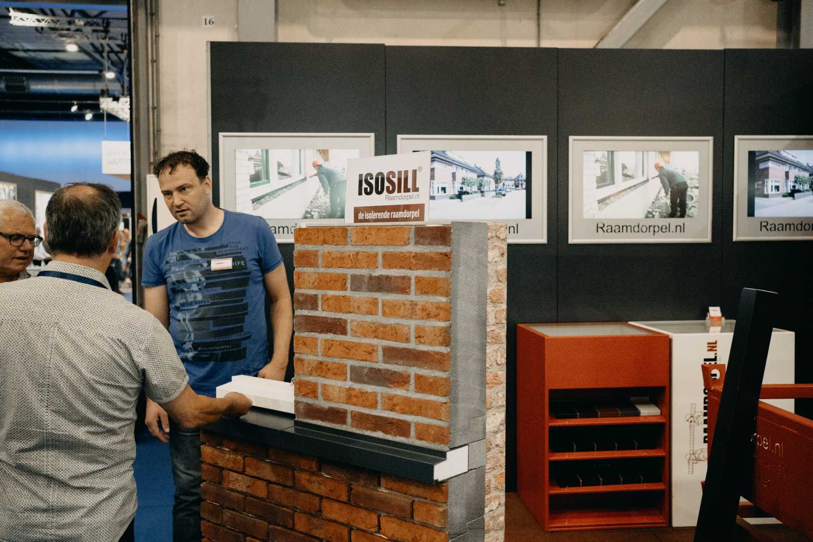 ISOSILL op Monument Renovatie Transformatie 2024 Beursbezoekers bij beursstand