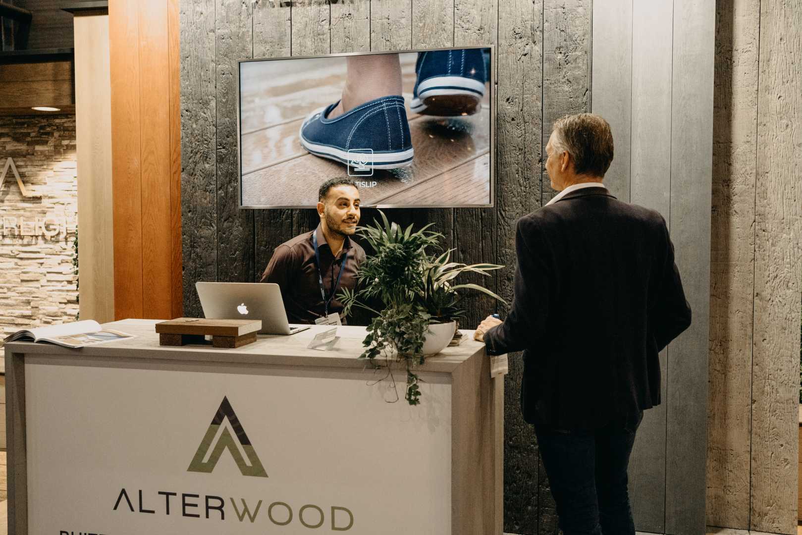 Alter Wood op Monument Renovatie Transformatie 2024 Beursbezoeker in gesprek met standhouder