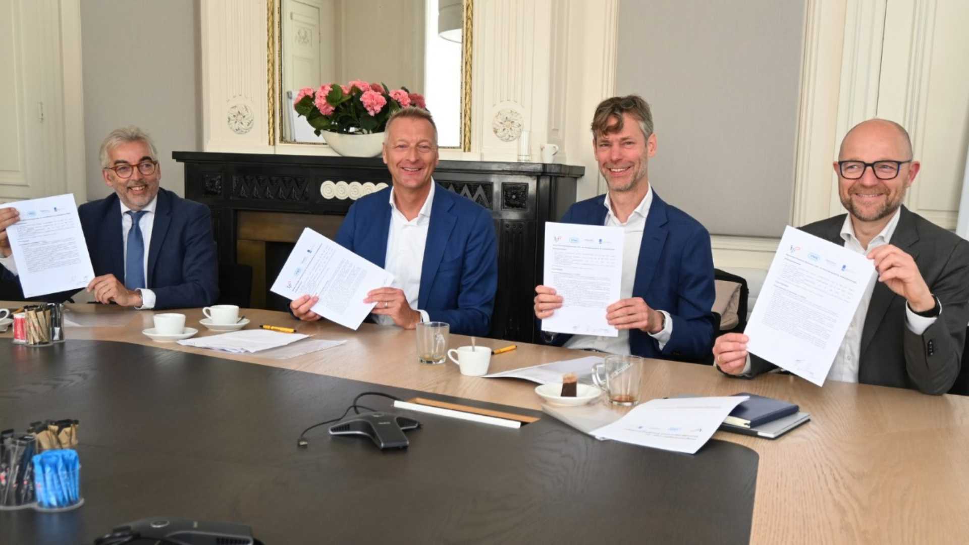 Leer- en kennisprogramma Energieplanogie vier mannen met getekende overeenkomsten