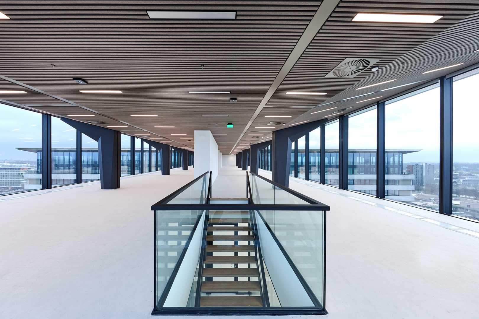 Binnenzijde: HeartFelt® 30HL60 plafondsysteem Gallerij met trap en viltplafond