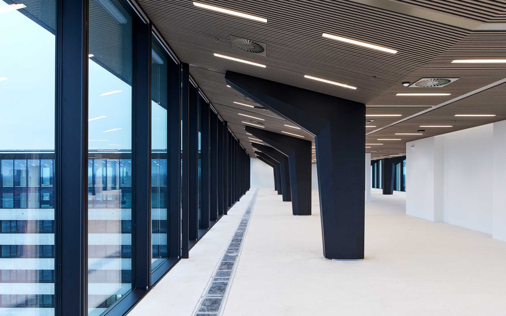 Naadloze overgang van binnen naar buiten Glazen gevel en viltplafond