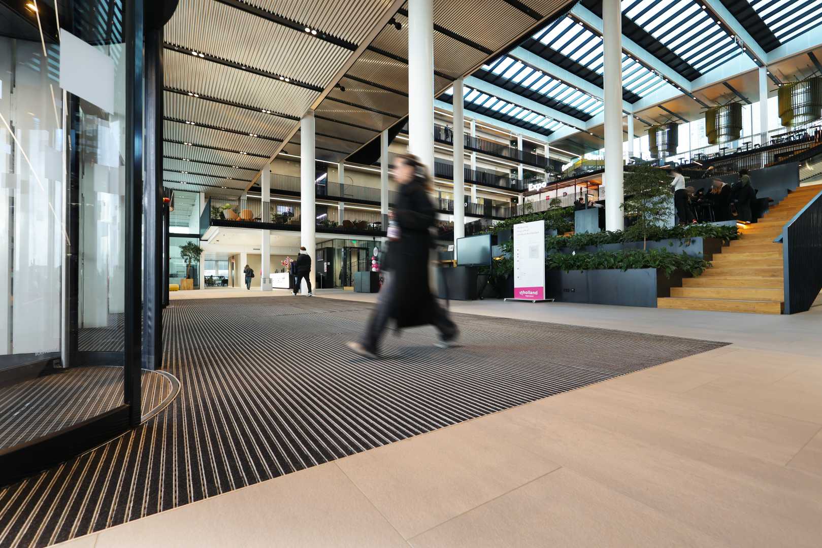 Storax entreemat Combimat tapijt Vrouw verlaat het pand ober entreemat