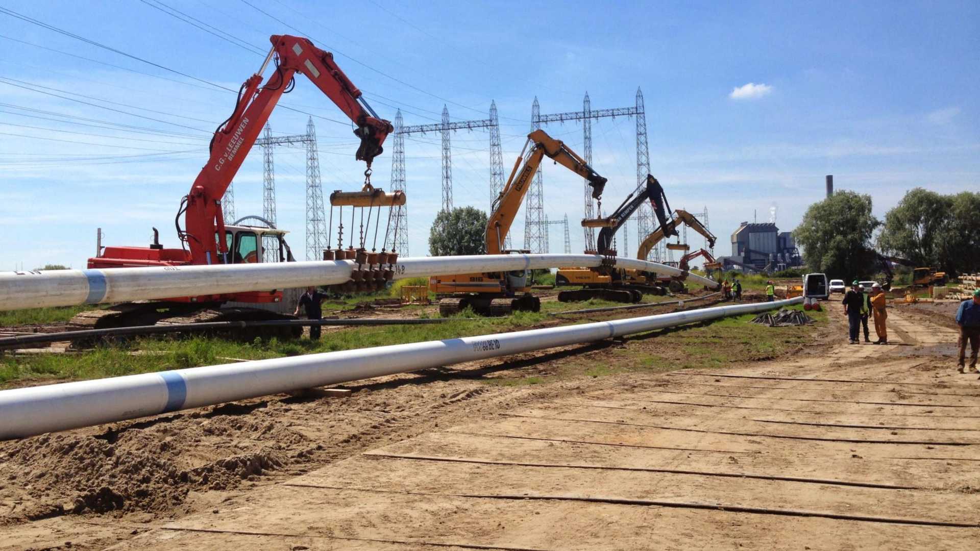 Collectieve Warmte ontlast het elektriciteitsnet kranen tillen buizen op bouwplaats