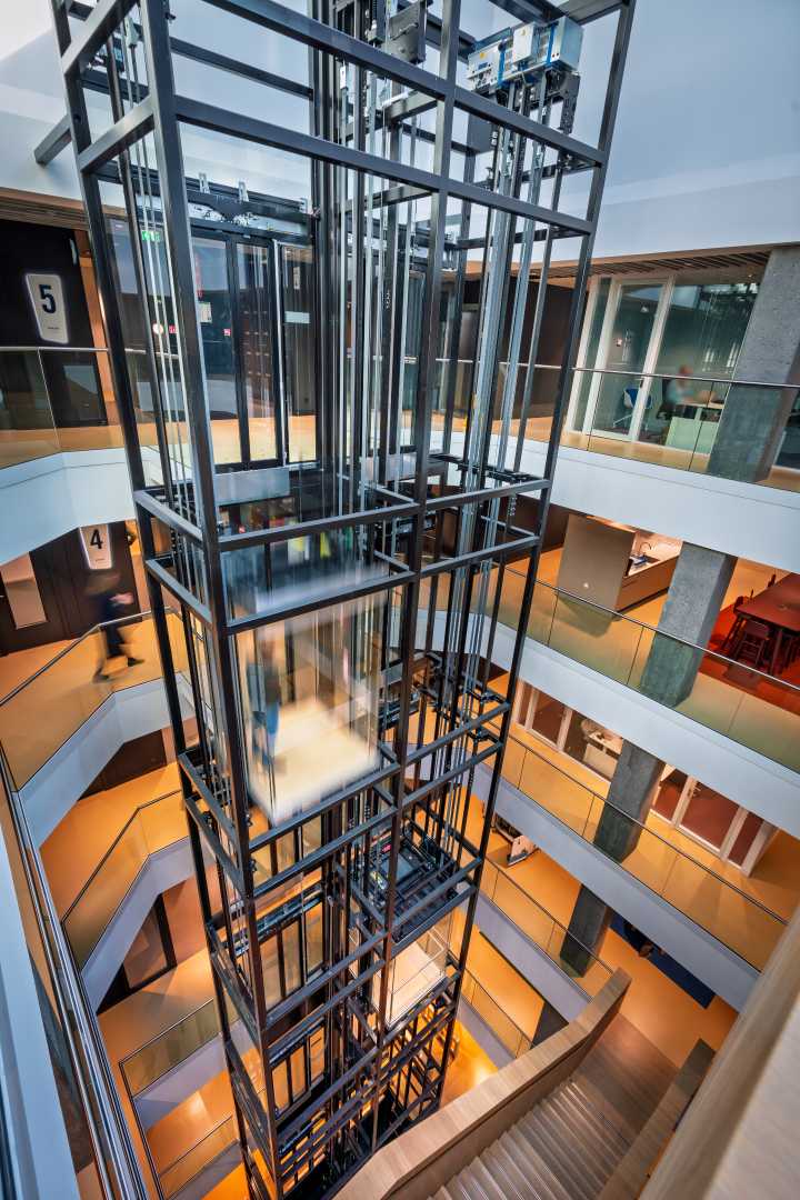 Schindler lift in Stadswinkel Tilburg Open stalen liftschacht