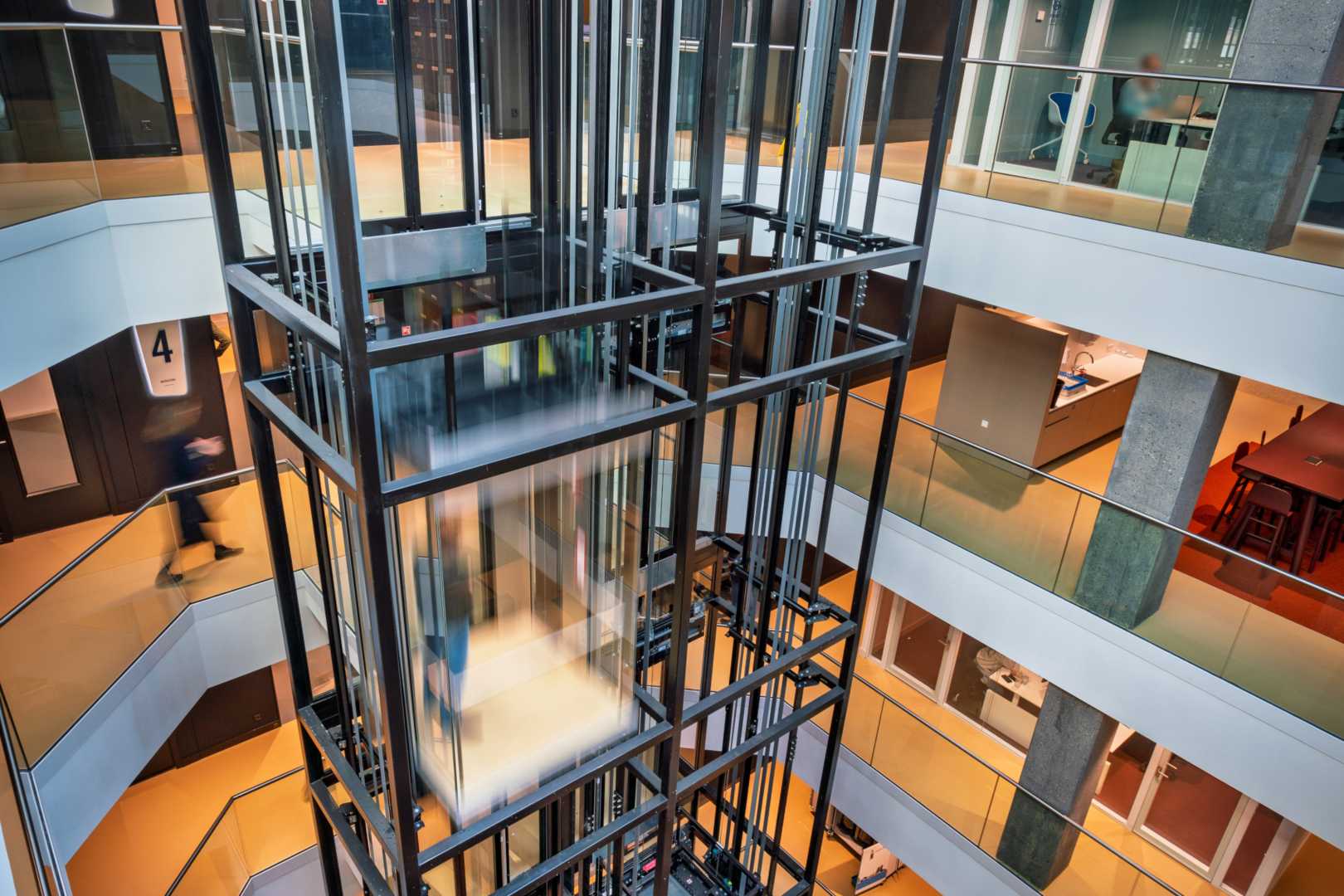 Schindler lift in Stadswinkel Tilburg actiefoto Stalen liftschacht met lift in beweging