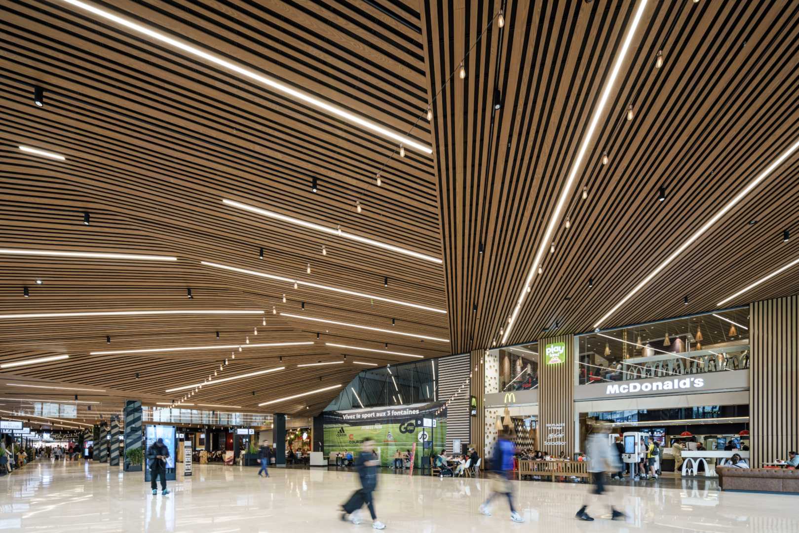 Derako®: Brandvertragende behandeling Project: Les 3 Fontaines winkelcentrum, Cergy-Pontoise, Frankrijk Winkelcentrum met strokenplafond