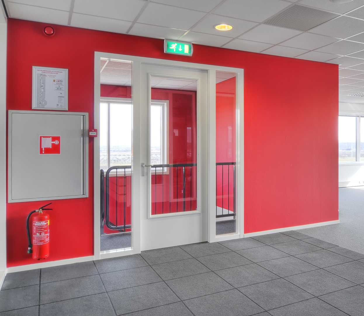 Brandwerendheid van plaatstalen binnenkozijnen en houten binnendeuren: veiligheid en certificering