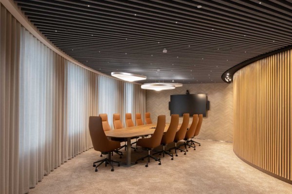 Vergaderkamer met led-verlichting
