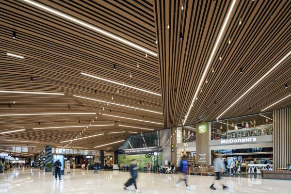 Winkelcentrum met strokenplafond