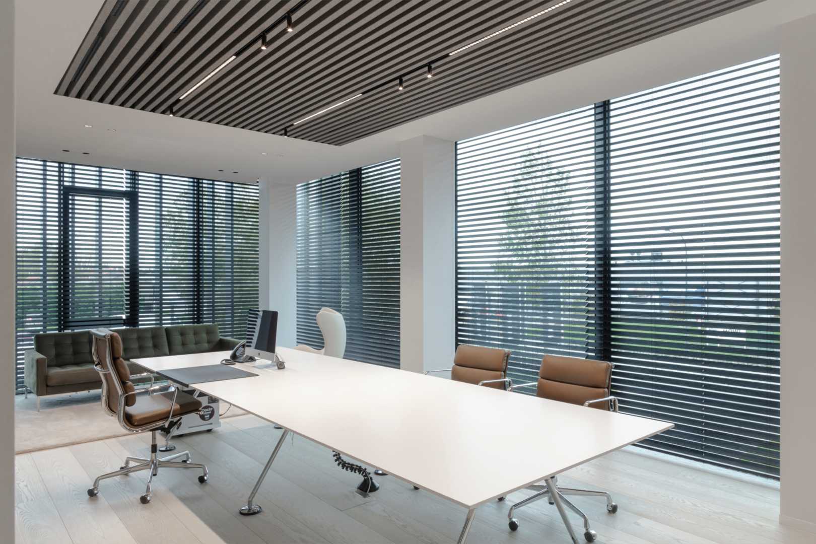 HeartFelt® Linear met Deltalight D-Liner 30 Project: Versluys Bouwgroep, Oostende, België vergaderkamer met lamellen