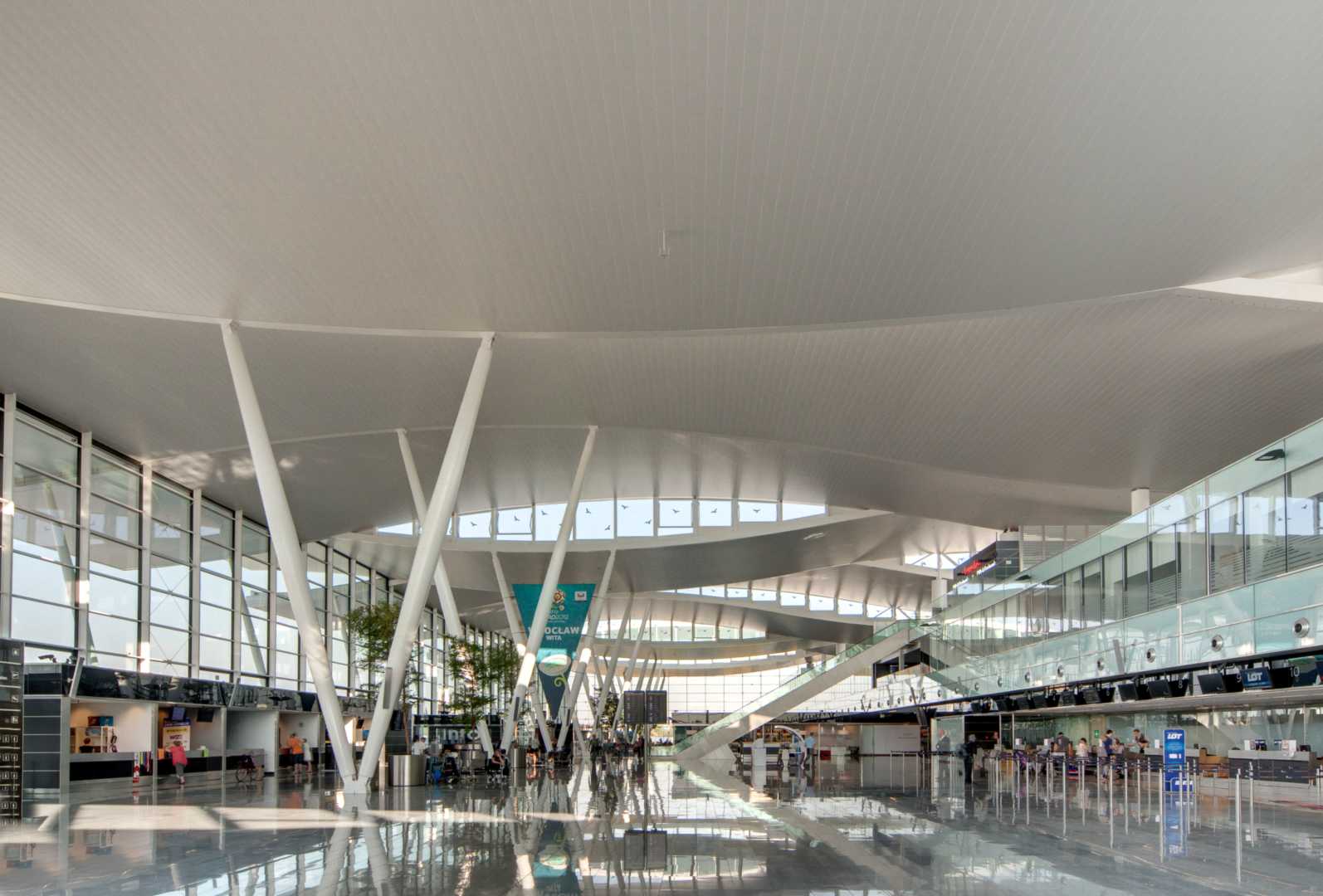Luxalon®: Maximale veiligheid Project: Luchthaven Wroclaw, Polen Vertrekhal met golvend plafond