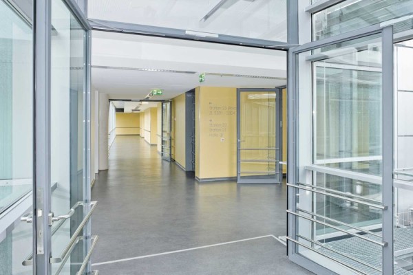 Geopende deuren met deurdrangers