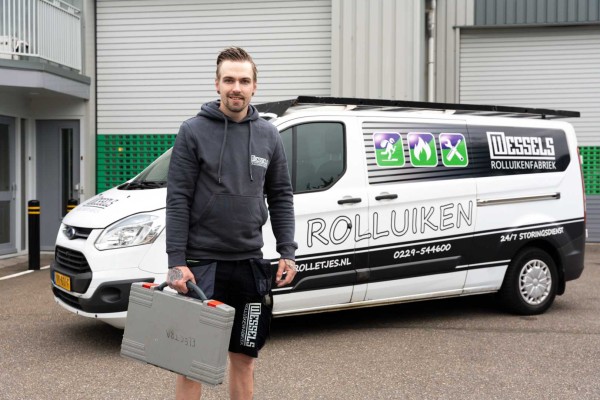 Wessels Rolluiken werknemer voor bus