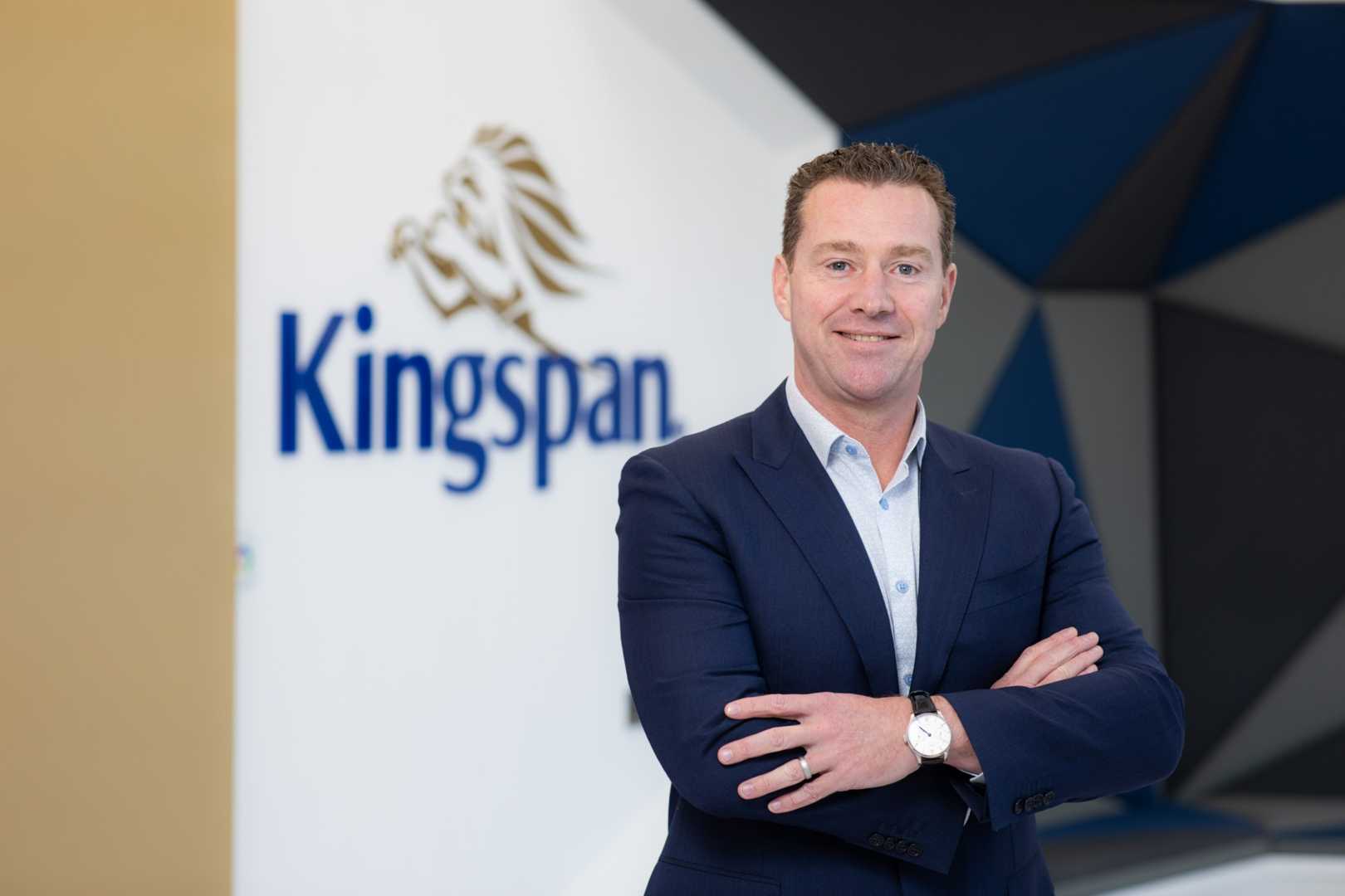 Gene Murtagh van Kingspan Unidek man poseert voor Kingspan logo