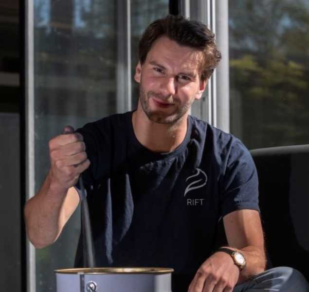 Mark Verhagen van RIFT man laat ijzerbrandstof vallen in blik