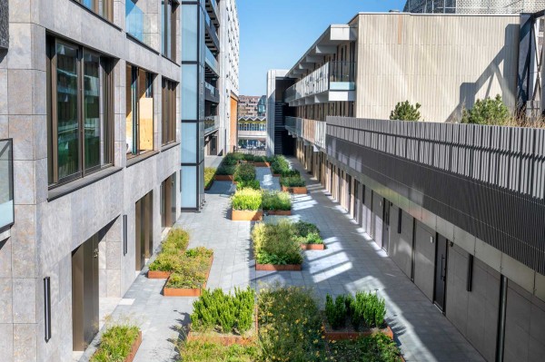 Doorkijk tussen twee gebouwen