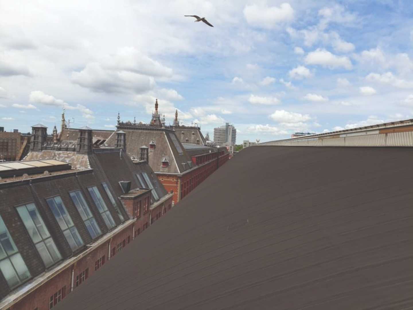 Het dak van het Centraal Station in Amsterdam werd in 1983 gerenoveerd met RESITRIX® - nu is het al 42 jaar waterdicht en dat zal het de komende decennia ook blijven. copyright: CARLISLE® dak Centraal Station Amsterdam