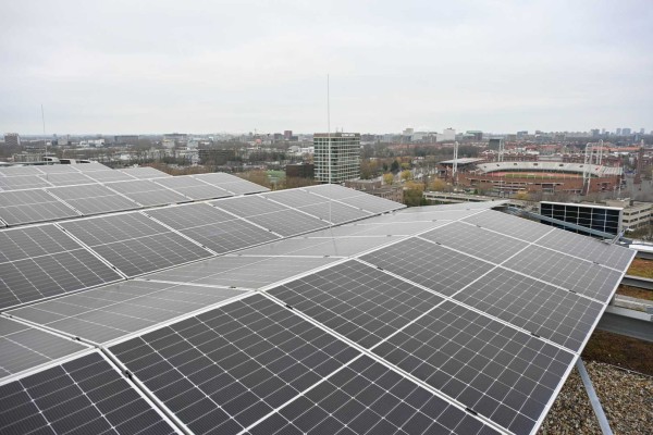 Uitzicht vanaf een dak met zonnepanelen
