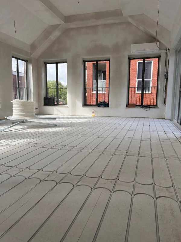 woonkamer gereed voor vloerverwarming