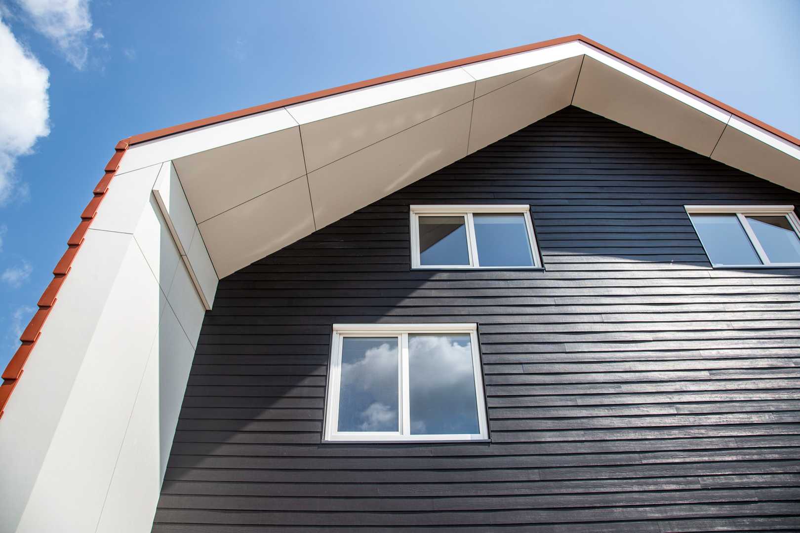 Hardie® Plank voor een klassiek gevelontwerp Dakconstructie met hoogwaardige gevelbekleding