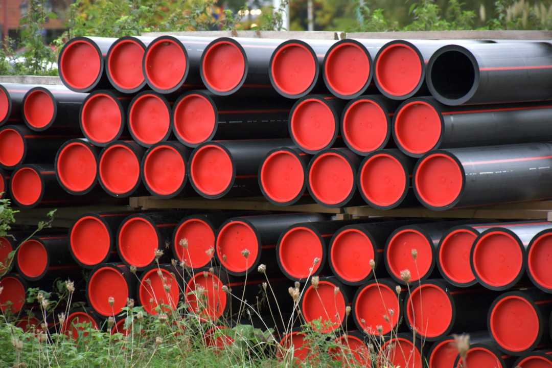 PVC dakvoorvoeren op platte en hellende daken PVC buizen met rode deksels