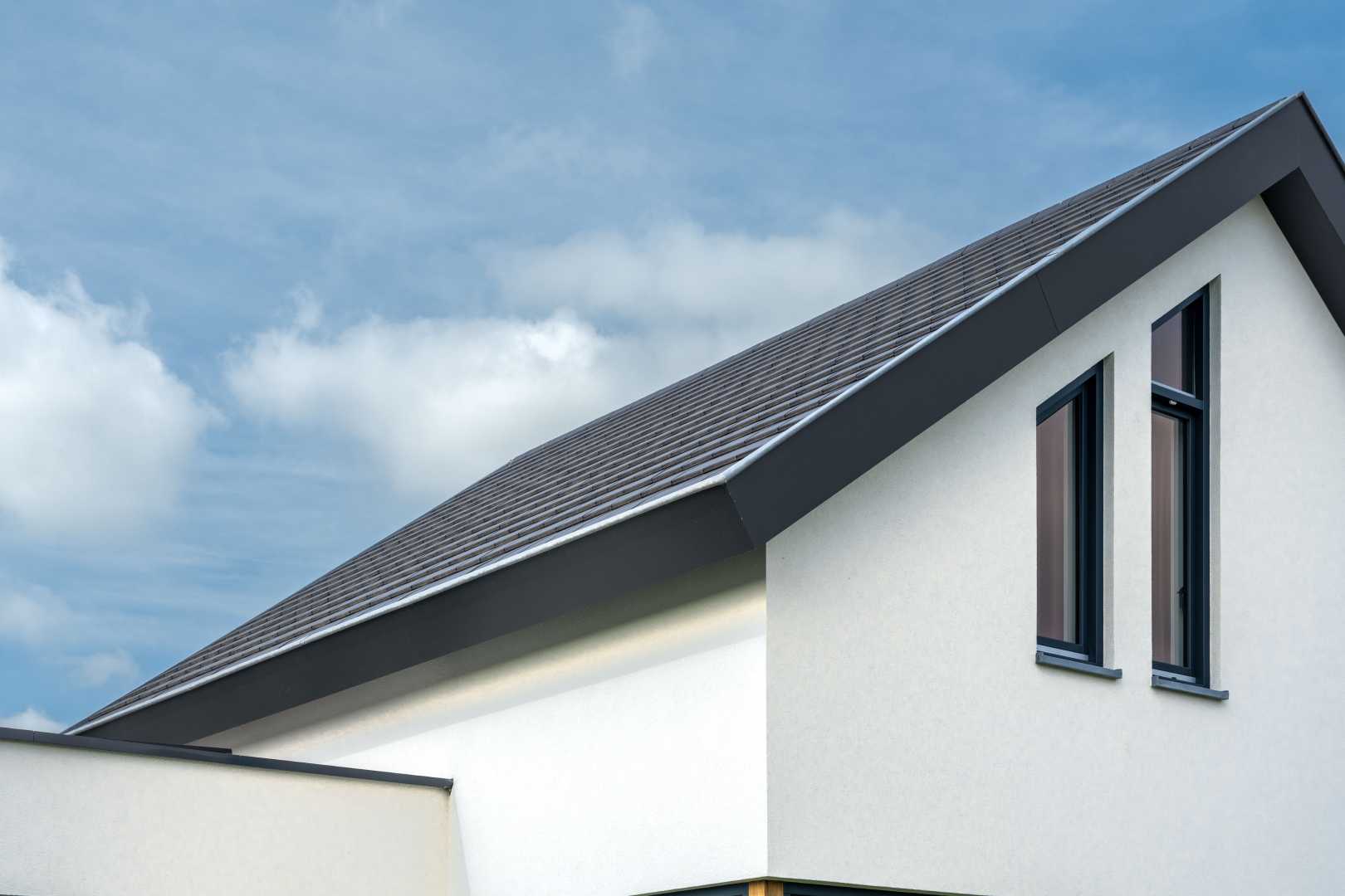 Rockpanel Uni is Cradle to Cradle Certified Wit huis met zwart dak
