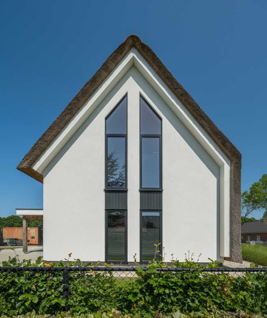 Rockpanel Uni is Cradle to Cradle Certified a symetrisch huis met rieten dak