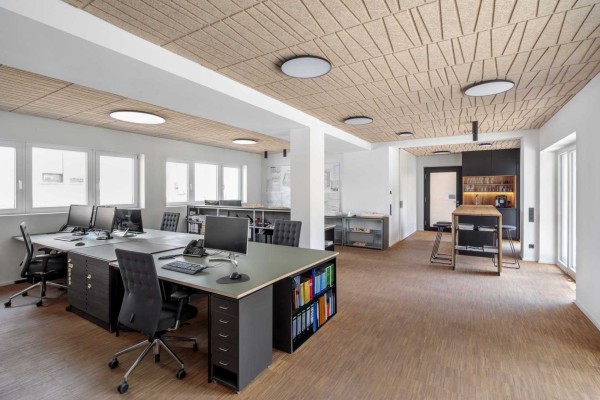 Modern kantoorinterieur met speciale aandacht voor het plafond