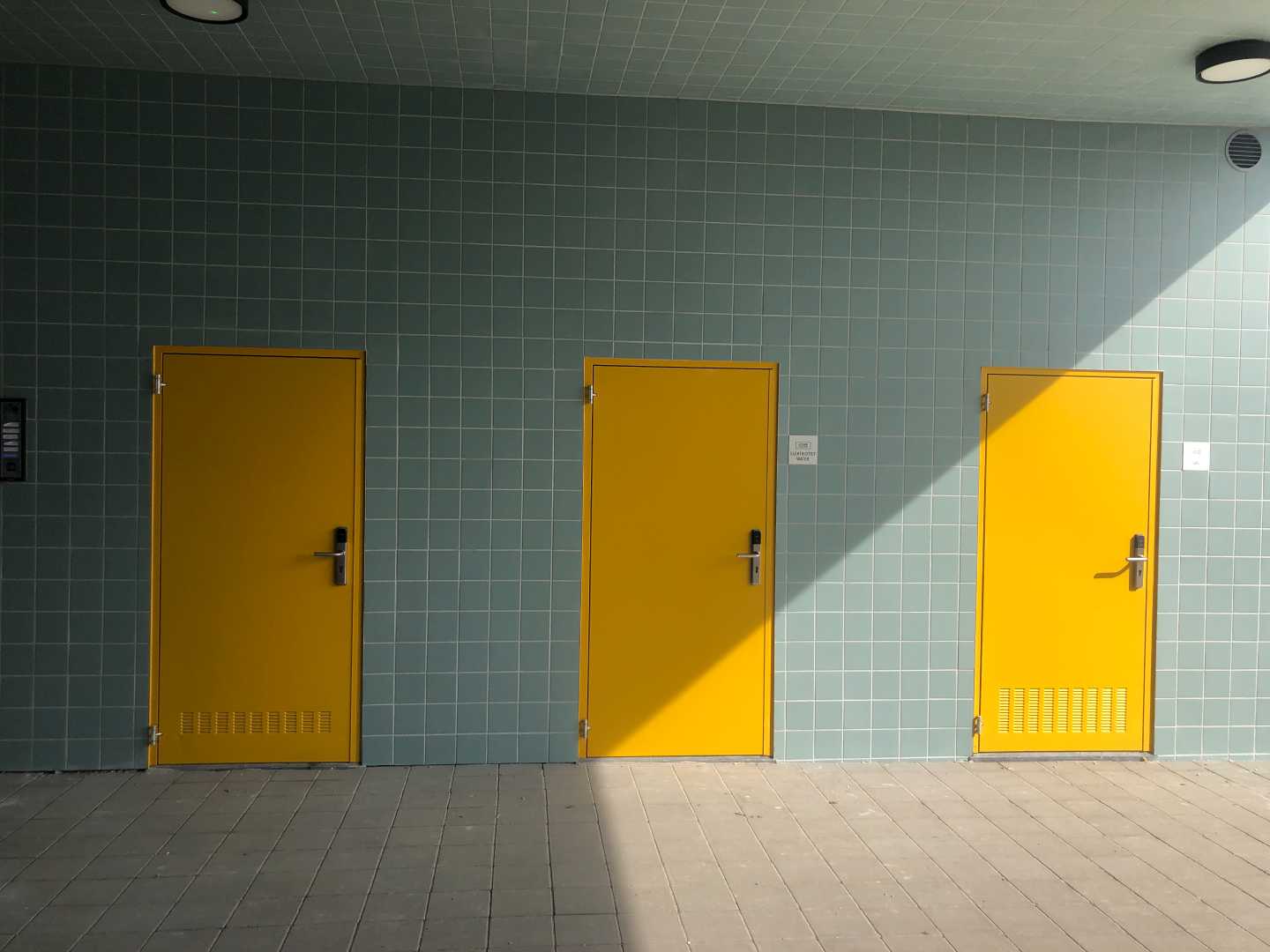 Brandwerende deuren in dienstencentrum Veldegem Gele brandwerende deuren