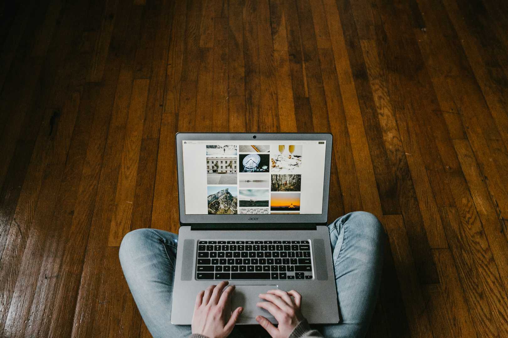 Vloerisolatie Man met laptop zittend op een vloer