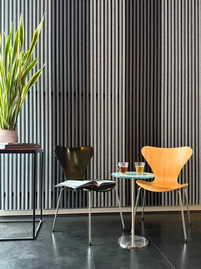 HeartFelt® Groove Wall Zitje in een ontvangstruimte