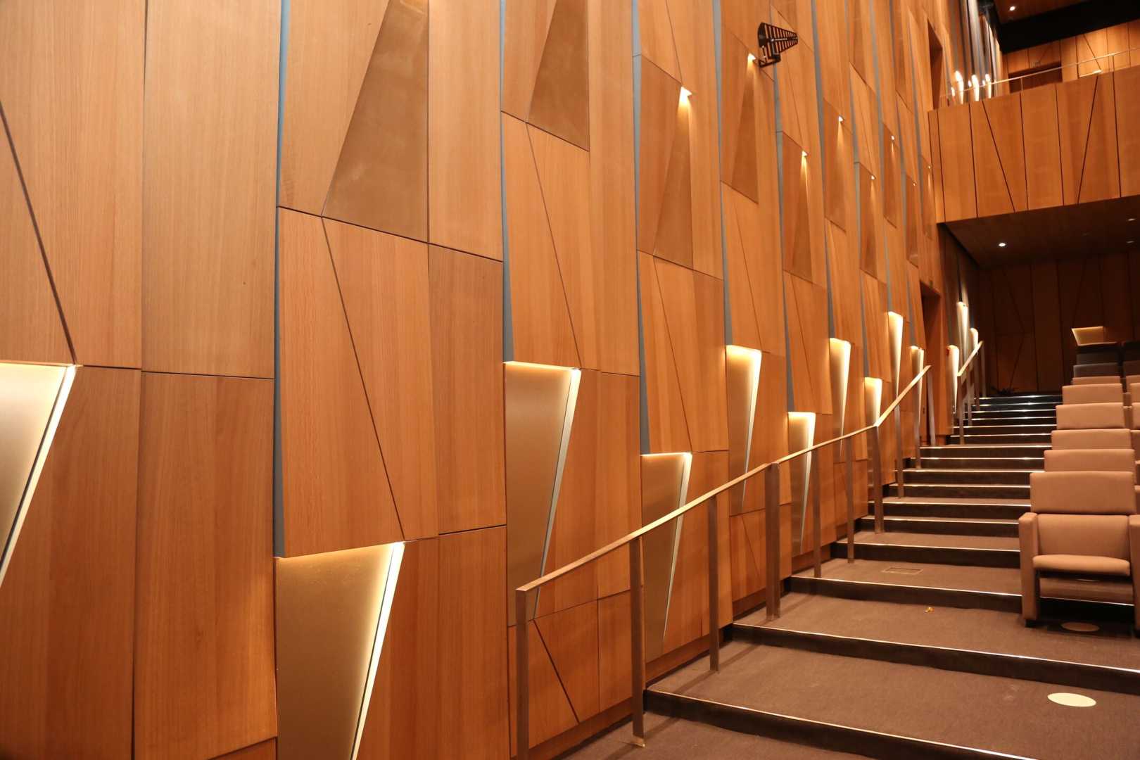 SABIC Hoofdkantoor, Saoedi-Arabië Derako® Veneered Panels Wall Trap langs een tribune