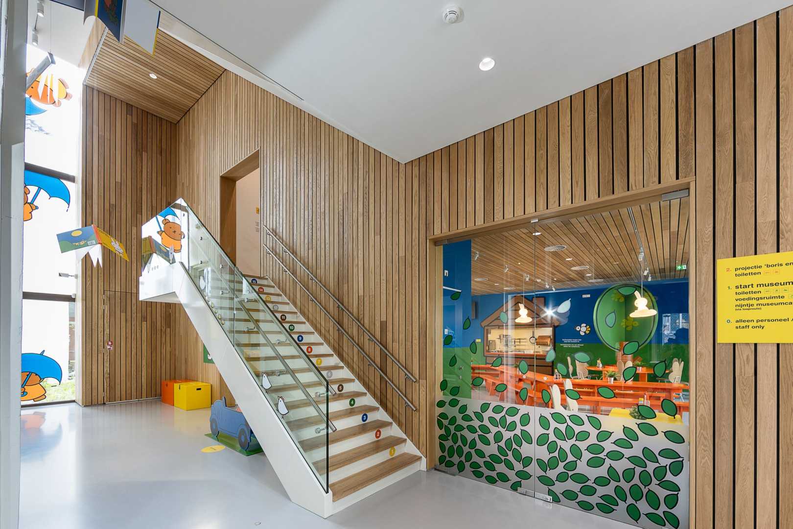 nijntje museum, Nederland Derako® Solid Linear Wall Trap in een museum